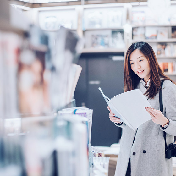本屋で本を読んでいる人
